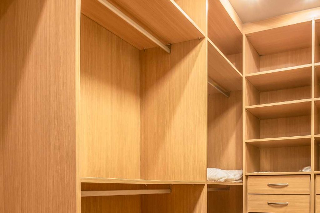 Cortijo los Laureles Escazú venta apartamentos lujo acabados elegantes madera