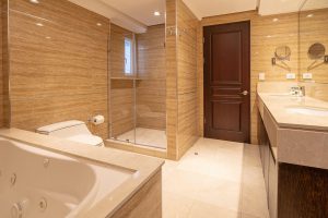 Cortijo los Laureles Costa Rica, apartamentos en venta acabados de lujo baño mármol