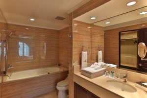 Cortijo los Laureles Escazú, apartamentos en venta acabados gran calidad baño mármol