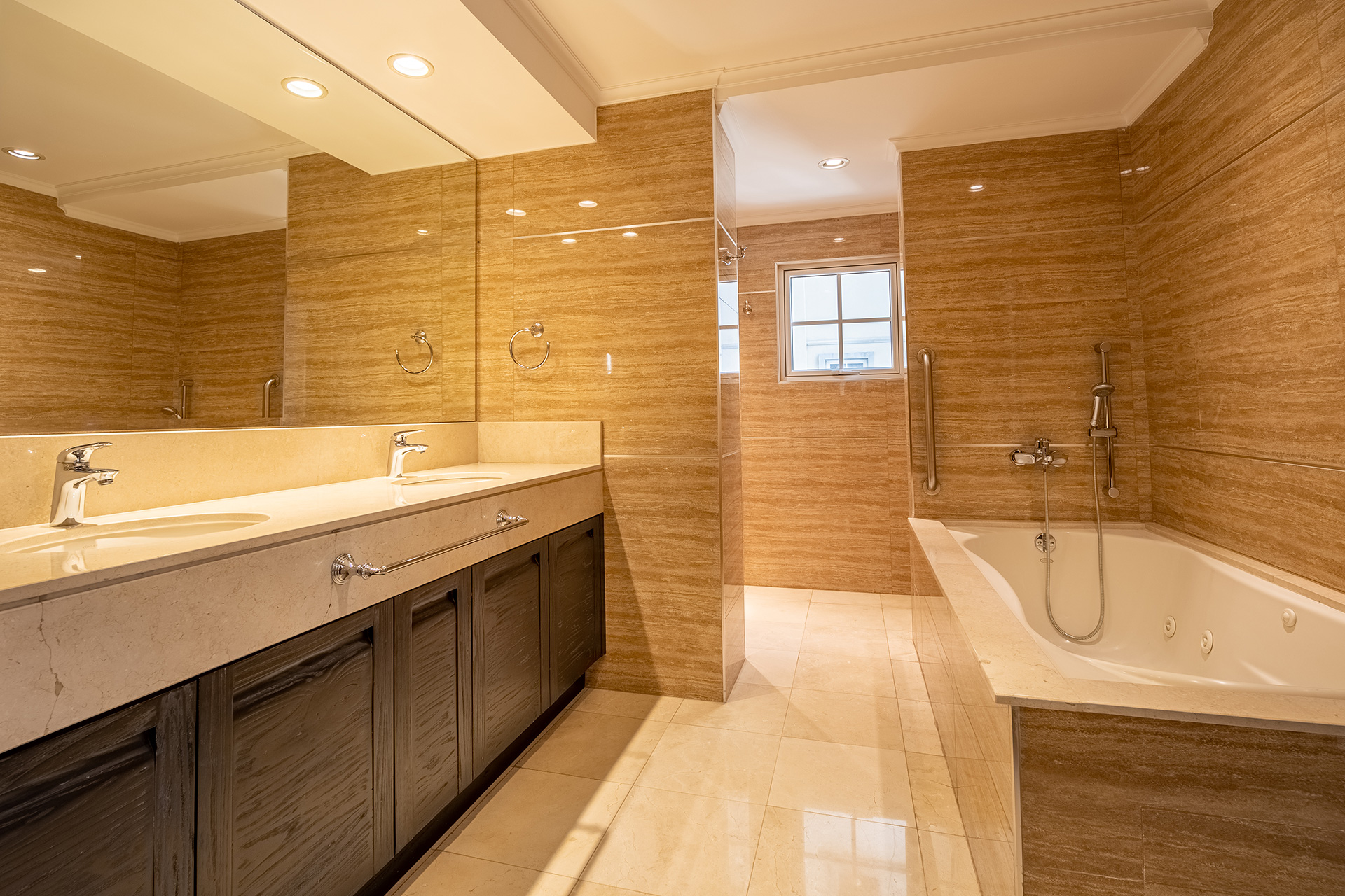 Venta apartamentos de lujo en Costa Rica Cortijo Los Laureles baños mármol